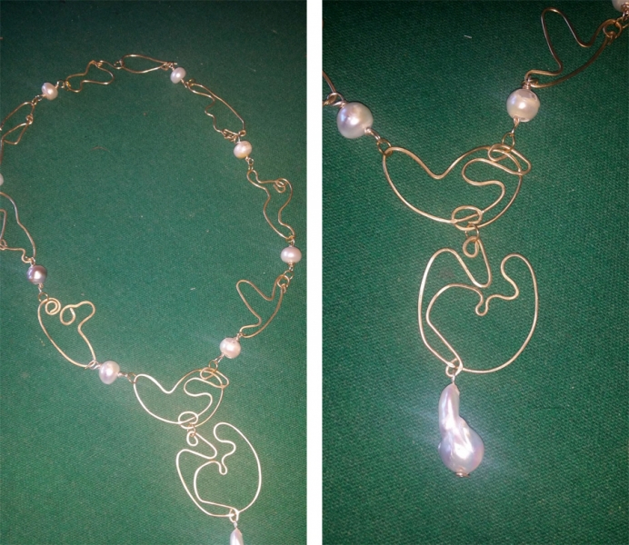 Collana in perle scaramazze collegate con artistiche maglie in gold filler.